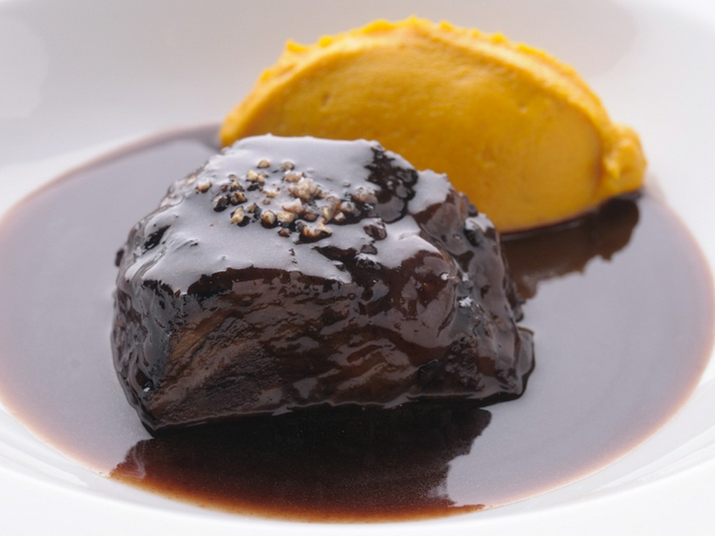 ソースが決め手の『牛ほほ肉の赤ワイン煮　人参ピューレ添え』