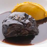 柔らかくしすぎず、適度な噛みごたえを残したほほ肉が絶品。ソースの仕上げに加えるコニャックがポイント