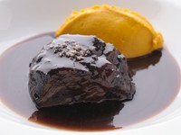 柔らかくしすぎず、適度な噛みごたえを残したほほ肉が絶品。ソースの仕上げに加えるコニャックがポイント