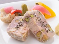 多めに入ったフォアグラと豚肉、鴨肉、ピスタチオやハーブ等が一体となったしっかりとした美味しさです。