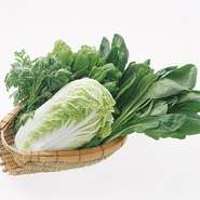 5、6月から12月にかけてのシーズンは、春菊やモロヘイヤなどお店で使う野菜はシェフの知り合いの長野の農家から直接仕入れています。多い時は使用する野菜の7割以上が長野産になるそう。