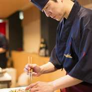 ひのきの一本木を使用したうカウンターの中で、腕利きの寿司職人が顧客の要望に応えます。
