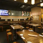 店内には60インチの大型テレビが設置されています。スポーツを観戦したりなど、普段から賑やかな雰囲気がますます一体となって盛り上がることも。試合の運びに一喜一憂するのも、美味しいお酒の肴となります。