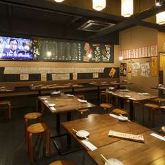 大きなテレビを設置。店内が一体となることも