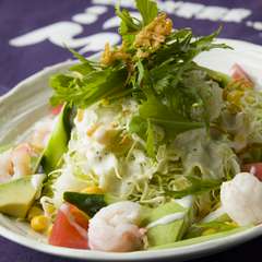 相性抜群の組み合わせが嬉しい『海老とアボカドのサラダ』