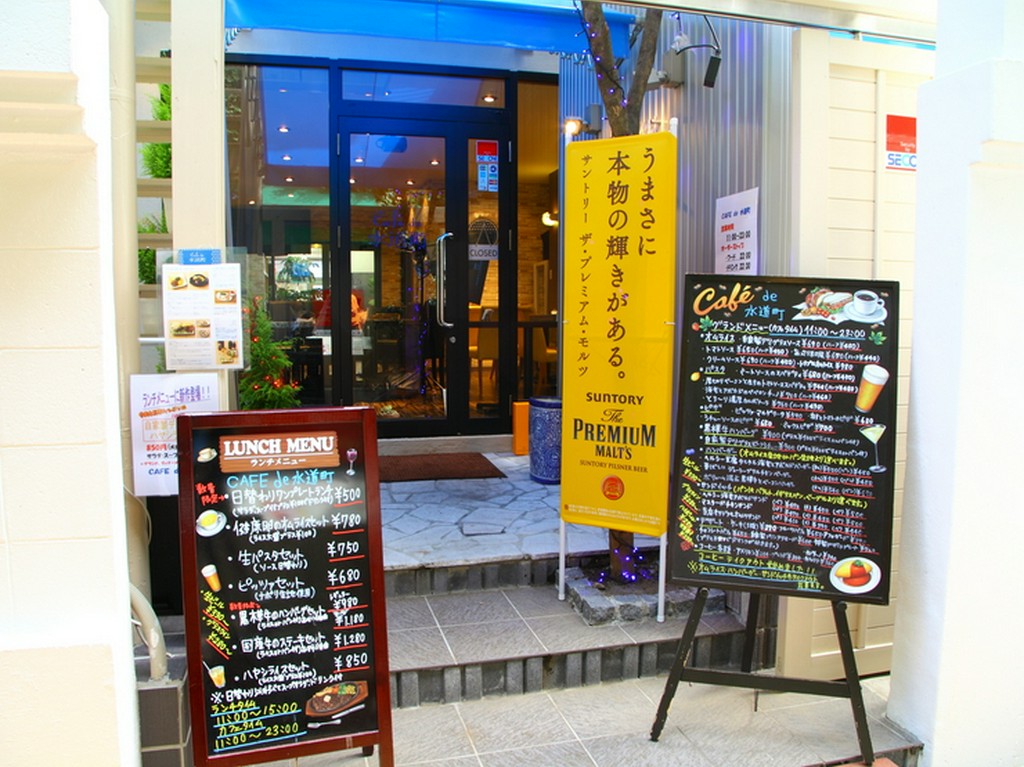 入口がちょっと分かりづらいですが、酒屋さんの奥になります