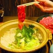 和やかにくつろげる8名用の小部屋、さらに最大30名収容可能な大部屋も。大切な人との食事の時間を、周りを気にせずゆっくりと楽しみたいときにおすすめです。