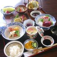 お刺身・天ぷら・酢の物・焼き物・煮物など計10品　ミニ会席