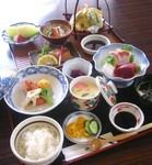 お刺身・天ぷら・酢の物・焼き物・煮物など計10品　ミニ会席