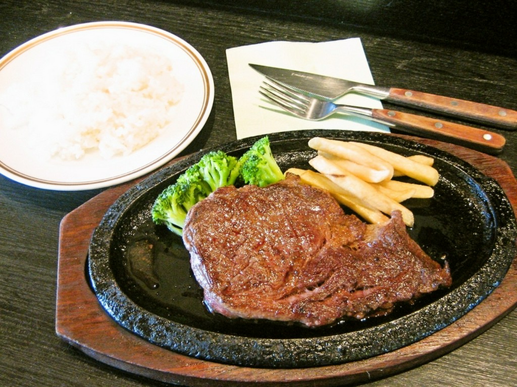 絶妙な焼き加減がたまらない、名物『23ステーキ』