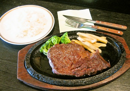 絶妙な焼き加減がたまらない、名物『23ステーキ』