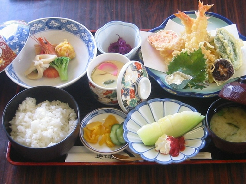 趣向を凝らした多彩な味を満喫できる『ミニ会席』、『定食』