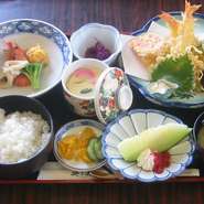 お手頃価格の『定食』をはじめ、ひとつひとつ丁寧に仕上げた自慢の料理の数々。ゆっくりとご賞味あれ。