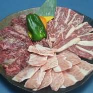 動物性の油脂は食べずに、栄養たっぷりの海藻類を食べて育った日向若鶏を使用。脂肪やカロリー、コレステロールが低いヘルシーチキンなので、女性にも人気です。