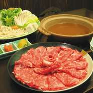 牛肉と豚肉の『しゃぶしゃぶ』を90分食べ放題！　ポン酢とごまダレは【やき亭】オリジナルです。