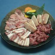 やき亭カルビ・熟旨マクミ・豚カルビ（塩）・日向若鶏の盛り合わせ