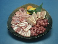 やき亭カルビ・熟旨マクミ・豚カルビ（塩）・日向若鶏の盛り合わせ