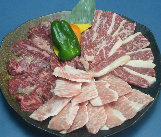 九州産の和牛や日向若鳥の盛り合わせ『上まんぷく盛り』