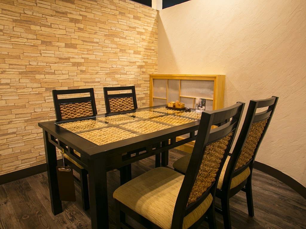 割烹料理店のようなモダンでスタイリッシュな雰囲気の店