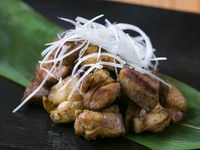 地鶏のもも肉を、炭火で香ばしくあぶった薩摩料理。やわらかな食感で、肉の旨味がジュワッと染み出ます。