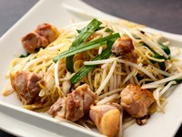 赤鶏のもも肉と地元朝市の新鮮な野菜が入った塩焼きそばは、飲んだ後のしめに人気です。