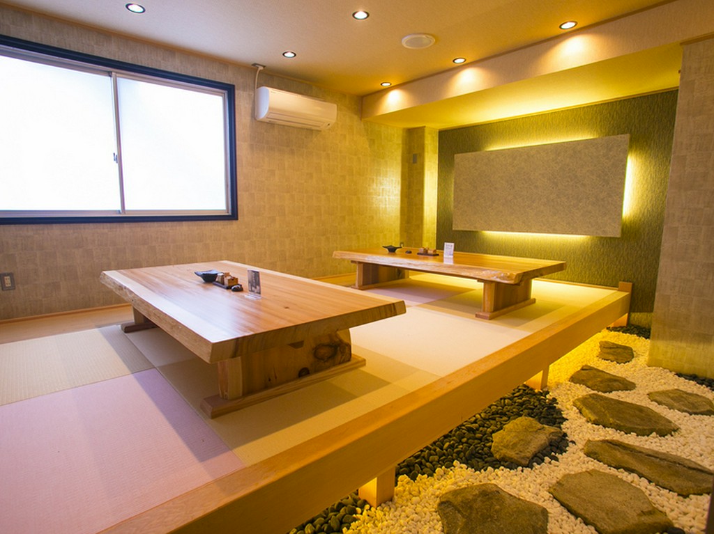 宴会や会食に。鶏料理と風情を満喫できる庭園風の座敷席