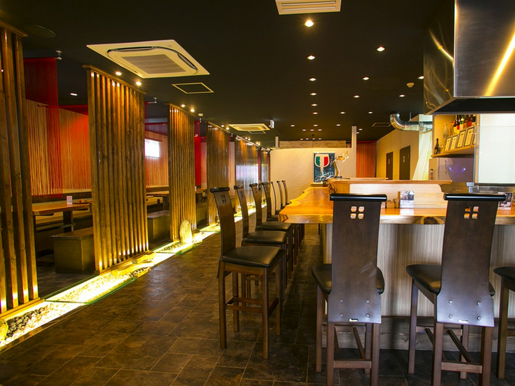 割烹料理店のようなモダンでスタイリッシュな雰囲気の店