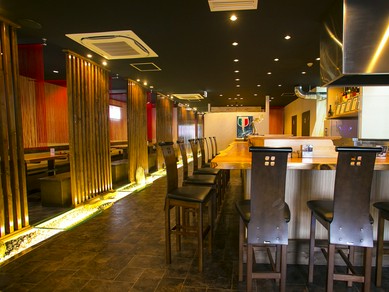 割烹料理店のようなモダンでスタイリッシュな雰囲気の店