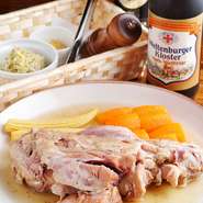 熟成させた豚スネ肉をブイヨンでじっくり煮込みました。脂が抜け、さっぱりとした味わいが楽しめる一品。