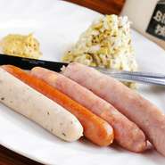 四種類の味わいが一度に楽しめる贅沢な一皿。辛いウィンナーは入っていないので、お子様連れにも好評です。