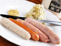 四種類の味わいが一度に楽しめる贅沢な一皿。辛いウィンナーは入っていないので、お子様連れにも好評です。