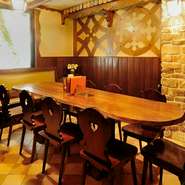 木と煉瓦で構成したあたたかみあふれる店内には、居心地抜群の個室もご用意しています。