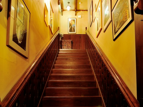 団体様のパーティーも可能な2Fフロアへは、こちらから