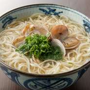 『あさり温麺』は出汁の旨味がたっぷりで、しみじみ美味しい一品。お酒の後にいただく温かいお食事メニューは、特に女性にとって嬉しいものです。