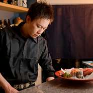 和食と和食ベースの創作料理を造る料理人。銀座や日本橋の料亭で修行を積んで、ふるさとで【うづき】をオープン。「信州の食材やお酒の美味しさをたくさんの方に知ってほしい」と語ります。