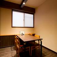 半個室ながらプライベート感満点のテーブル席。気の置けない友だちとくつろいで語り合いながら舌鼓をうつのにちょうど良い空間です。女子会で利用するのもオススメ。