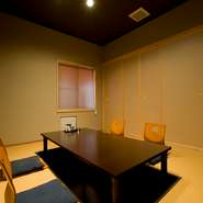 大きめのテーブルと、足下がゆったりしていてくつろげる掘りごたつのお座敷。落ち着けるお部屋は、大切な方のおもてなしにピッタリです。コース料理を楽しむにもふさわしい空間です。