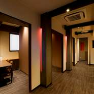 和と洋のハーモニーが醸し出す、居心地の良い空間。店内はほどよいプライベート感も味わえる造りです。