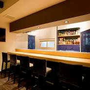 藍染めののれんがアクセントのカウンター席は清々しさを感じます。料理人の仕事を眺める絶好のポジション。