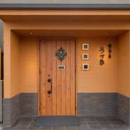 料亭ほどかしこまらずに、それでいて料亭の技と味を堪能できるお店です。コースはひと月ごとに変わります。