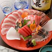 季節の食材を使った料理の数々は、料亭での経験の技が光ります。選び抜かれた器に盛られた旬の鮮魚のお造りは、見た目にも華やかで、まさに料亭の趣を感じます。信州の地酒とともに味わえば、美味しさもまた格別。