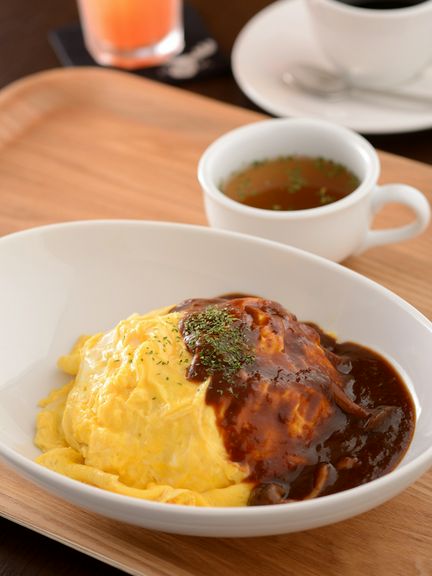 木の温もりあふれる癒しの空間で、おひとりさま充電を満喫