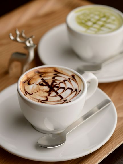 挽きたての　『コーヒー各種』　写真は抹茶ミルクとカフェモカ