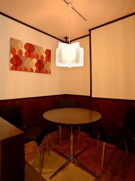 最大4名対応のプライベート感を配慮した半個室も完備