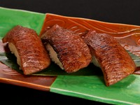 地元・近江牛を使用。軽く炙ってさらに肉の旨味が増しています。普通のお寿司のようにお醤油をつけて。