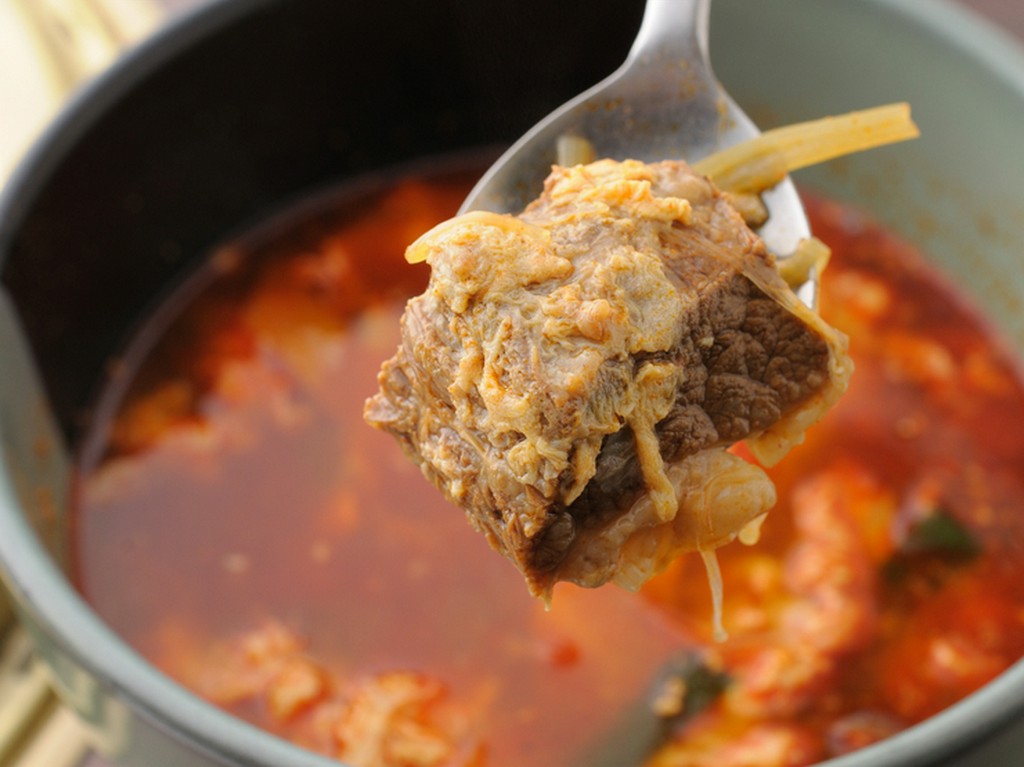 シェフ自慢。二日間煮込んだ旨みたっぷりの『和牛カルビスープ』