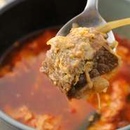 スープは、牛骨と鶏ガラ、野菜等を手間をかけ、コトコト大鍋で、2日間かけて煮込んで、ねかせて、手間ひまかけて出せる、
味わい深い一品です。