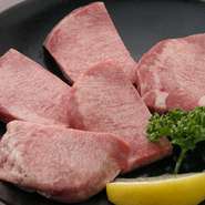 牛タンの中でも一番高級な部位を厳選し厚切りにしたその名も『厚切りタン』は、分厚く食べ応え十分で柔らかな食感に大満足。食材にこだわりのある料理長が選び抜いた、美味しいポイントが詰まった一品です。