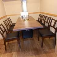 6名様用個室×2、仕切りをとると最大12名様までご利用いただけます。