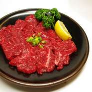 ロースは、一番上質な背ロースを使用。さっと表裏を焼いて召し上がって頂くのが一番おいしいです。